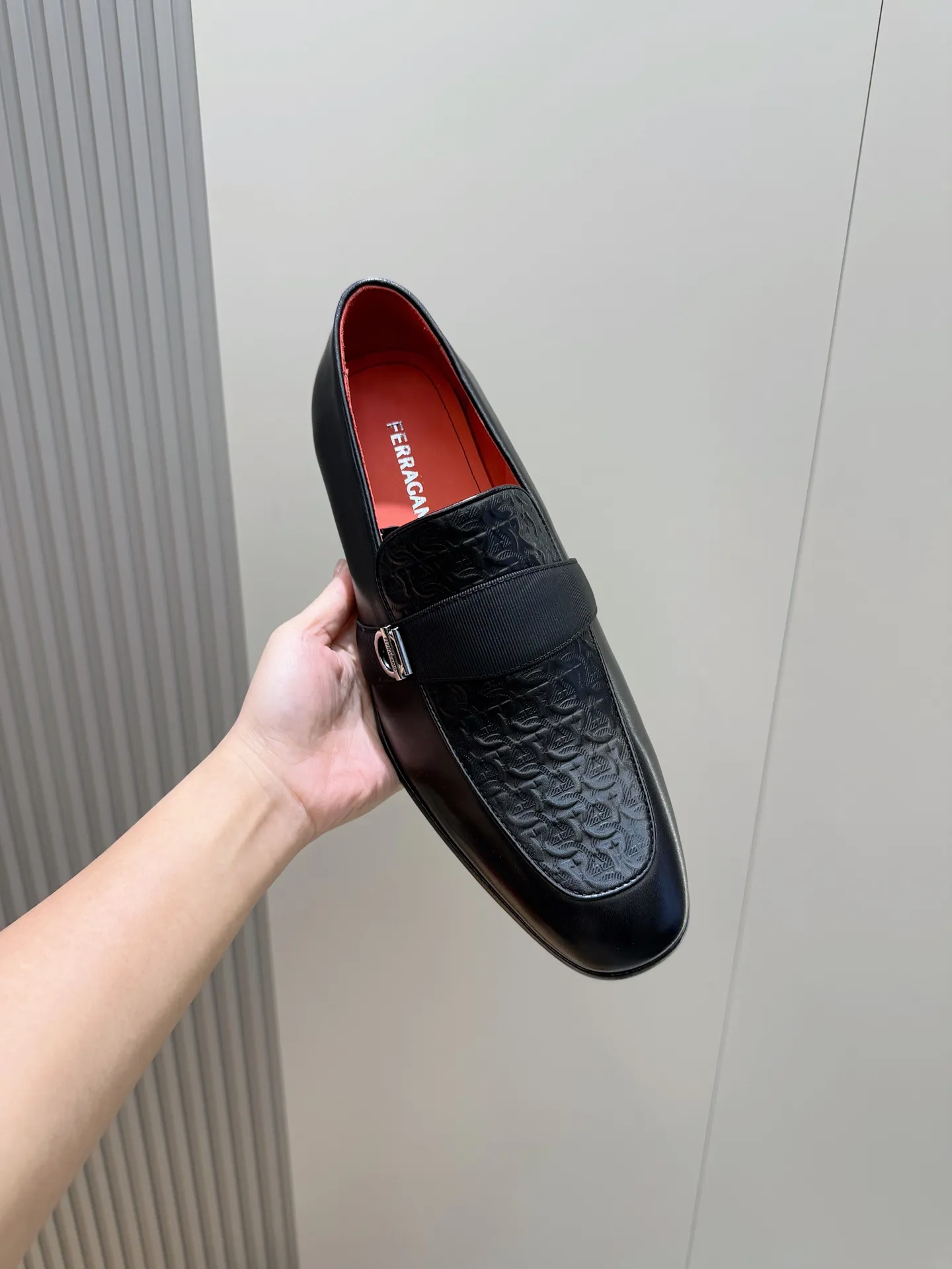 [Ferragam] Top P: 960💰 Size: 39-44 (38. 45.46 can be customized) Ferragamo Gancini buckle moccasins. These men's loafers are exquisite and gorgeous, with shiny patent leather uppers that highlight urban style. The almond-shaped toe adds a stylish touch, with three-dimensional stitching around the upper and contrasting tubular piping for a unique silhouette. The shoes are exquisitely crafted, with grosgrain ribbons and metallic Gancio buckles adding a classic touch, complementing the contrasting red accents. Finished with a slim leather sole. Imported cowhide upper + cowhide lining + genuine leather outsole.